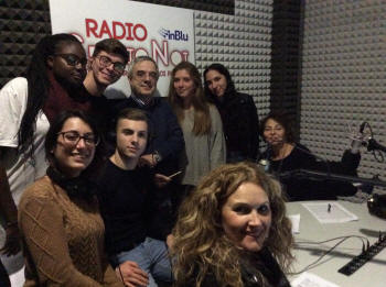 alunni e professori presso la sede di radio spazio noi