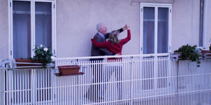 anziani al balcone