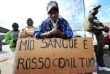 Immigrato con cartello sul colore del sangue