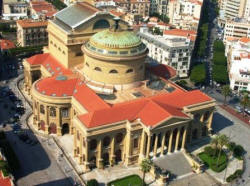 Il teatro Massimo. Foto di panoramio.it