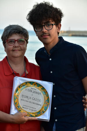 Rosaria Cascio e Matteo Schiera ricevono il premio 